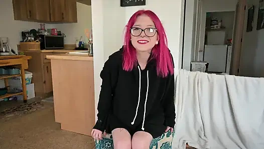 Мастурбирую в кроссовках