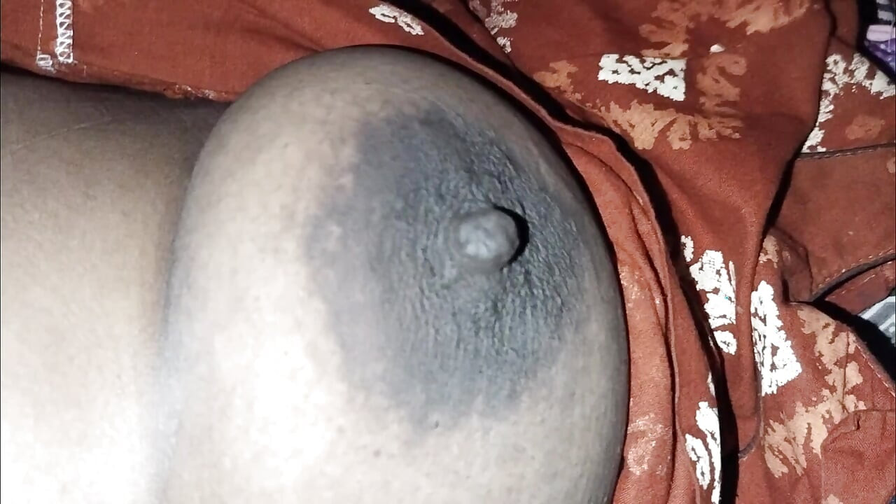 زوجة الأب ديسي تظهر كس والثدي حليبي
