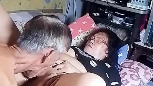 Она сквиртует много раз, и она чувствует хорошее удовлетворение, какое она получила от моего хуя и ебли