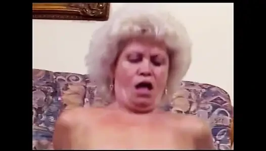 Edepsiz yaşlı sürtük yüzünü sikmek için yalvarıyor