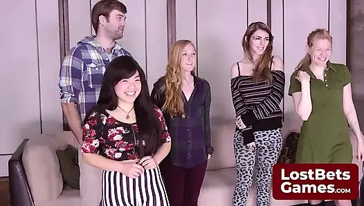 Gadis-gadis baru bergabung dengan permainan Scissor Strip Rock Paper liar