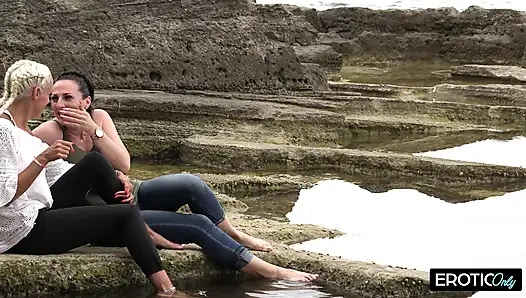 Two Girlfriends Suck Their Vacation Acquaintance's Trunk