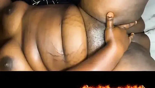 Pijat berminyak berubah menjadi penetrasi memek yang dalam & hot sendirian