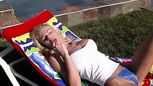 Heiße Blondine reibt sich am Pool
