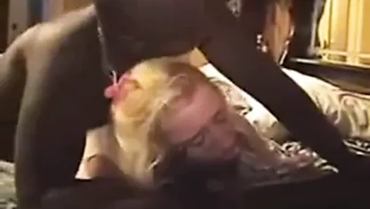 Une grosse blonde blanche se fait baiser brutalement par une grosse bite noire