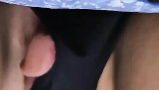 Cowok asing masukin kontol dengan gaun pendeknya dan crot di dalam memeknya di bus ramai-ramai - ngentot berisiko di tempat umum