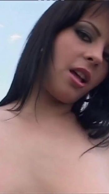 Sexy tetona morena milf dedos su mojado coño y tiene un orgasmo