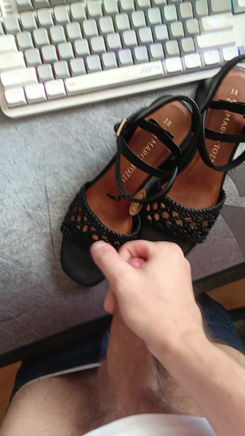 Krštenje novih cipela moje žene spermom