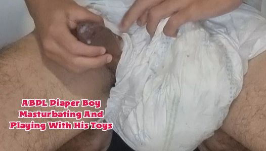 ABDL Diaper Boy se masturbe et joue avec ses jouets