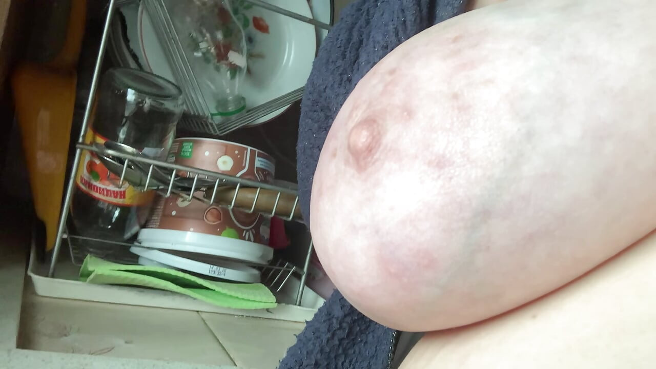 熱くていたずらっぽい美女の胸