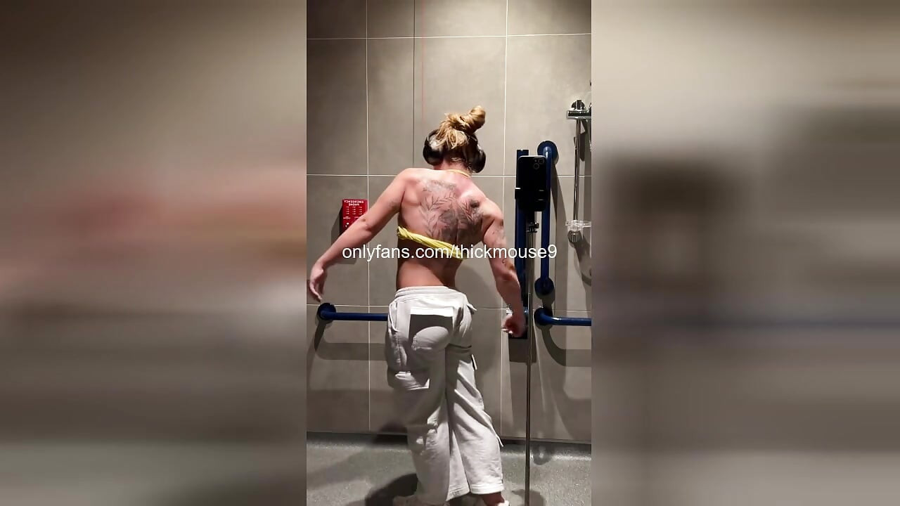 Gym Yoga Slip: buceta peluda de 18 anos explode TikTok ao vivo