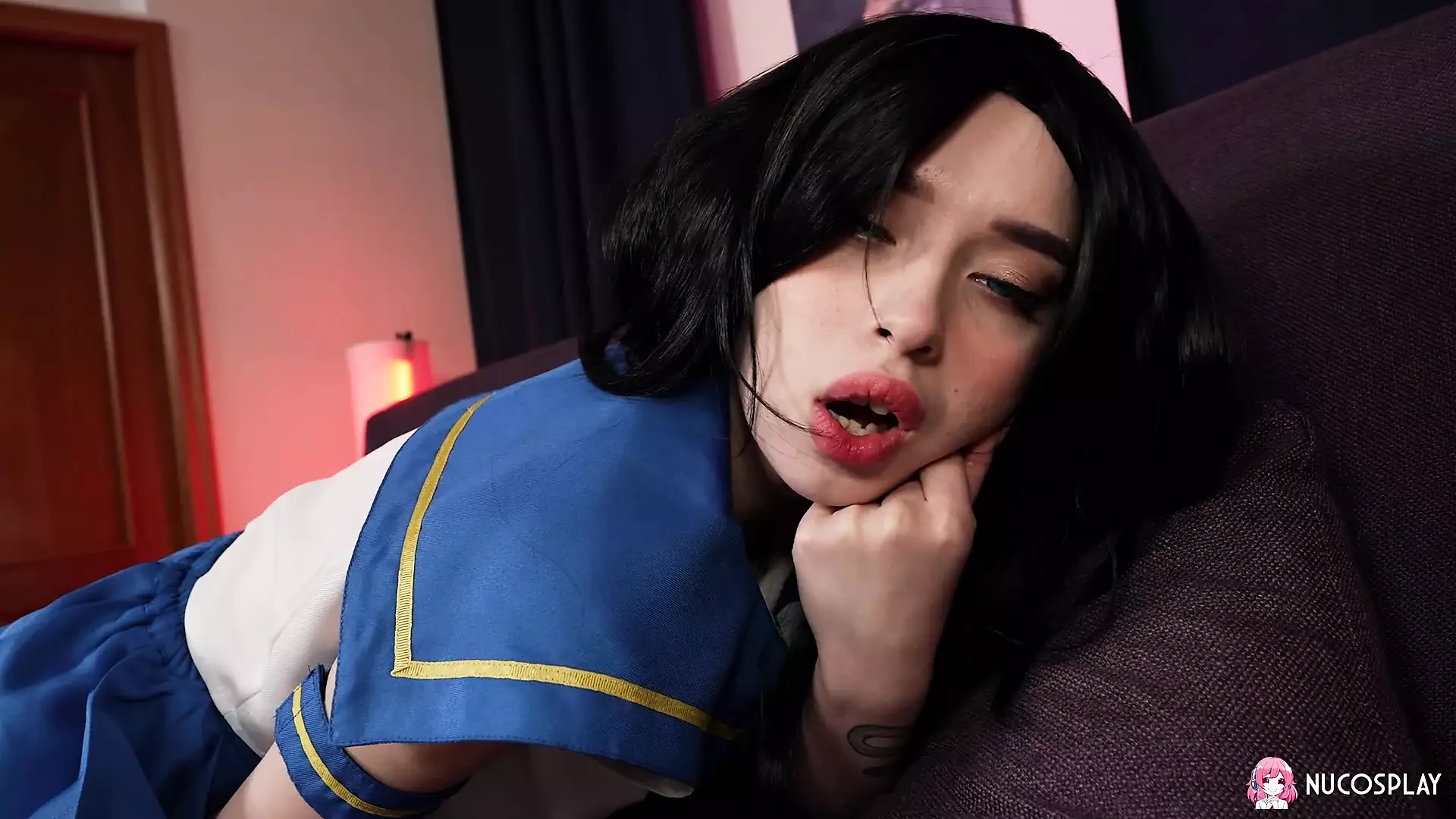 Brineta seksi drolja Karolina Geiman uživa u masturbacijama sa dildom na kauču.