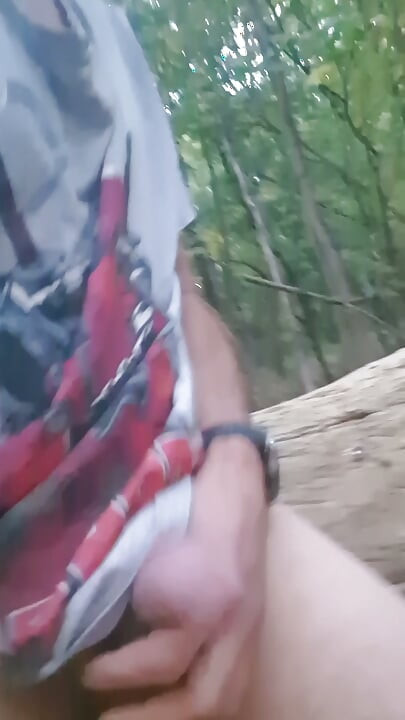 자지에 막대기로 때리기