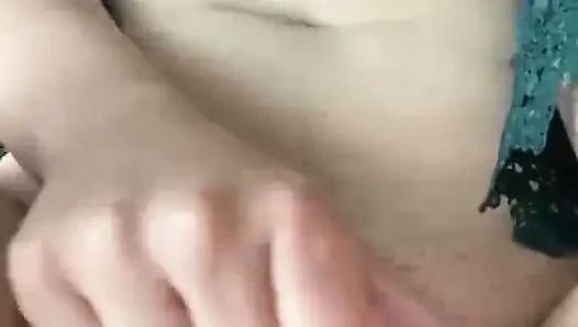 Vanessa18 lagi asik mainin memeknya