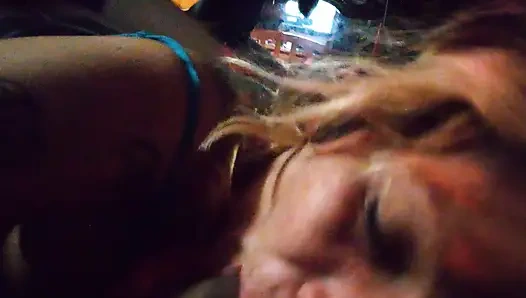 Edepsiz sürtük ateşli evli kadın Elsa iki yarağı birden alıyor