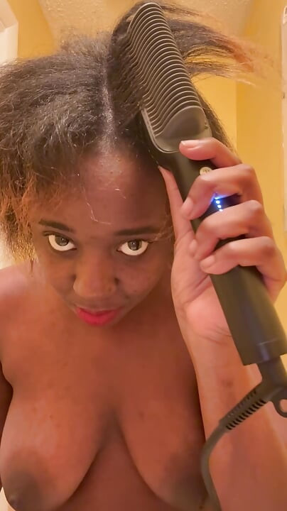 Katso kun saan hiukseni tehtyä treffeille - Seksikäs alaston blondi, musta ebony-tyttö