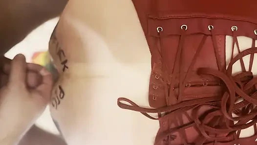 Füttert sperma aus ihrem vollgespritzten arsch