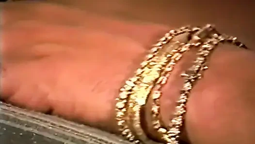 Fransa'dan hiary zenci bebek vücudunu gösteriyor