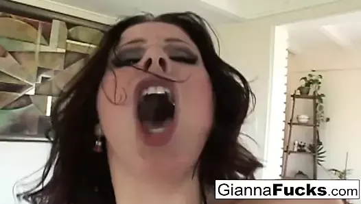 Gianna Michaels recebe seus peitos grandes cobertos de porra