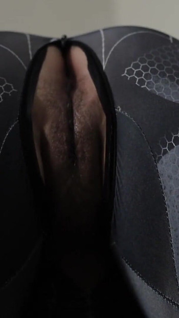 INDO DJEVOJKA NOSI KOSTIM SPIDERMANA, MASTURBIRA DOK SE NE SMOČI | Isječak 1