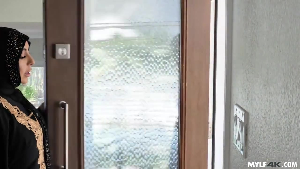 イスラム教徒の妻が男のペニスを受け入れる