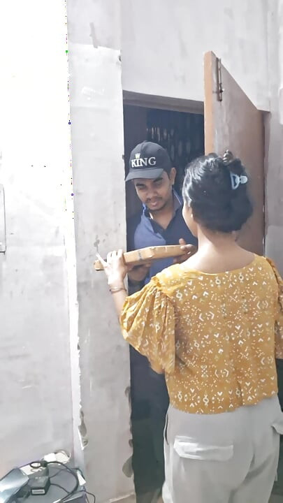 Cowok pengantar barang sama istri cantik india fu.cking hot