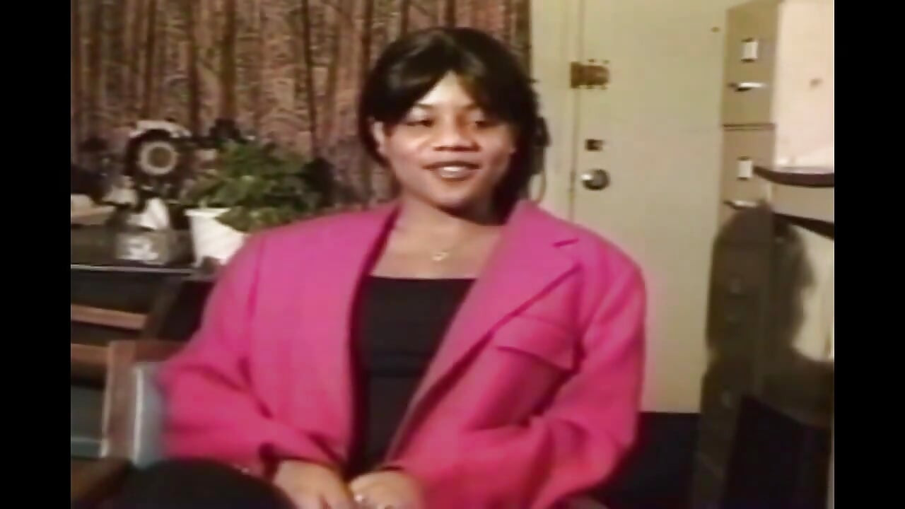 Mladá černá prsatá dívka svázaná a roubíkem mistrem si hraje