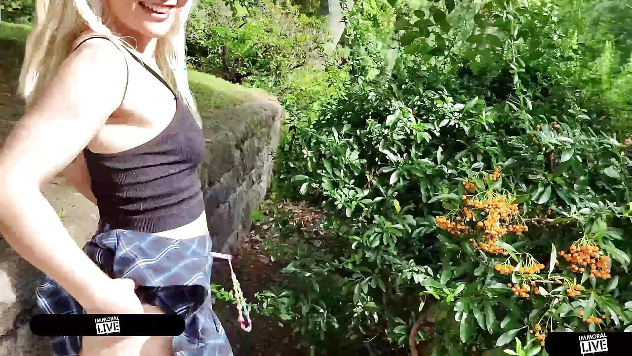 Eline živahne sise zadirkuju Dan pre nego što joj buši mokru pičku!