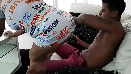 İri göğüslü esmer latin üvey oğlunu sikiyor