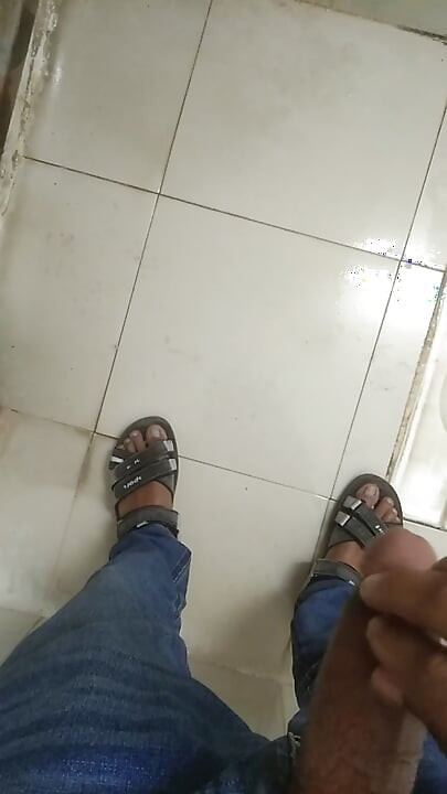 M-am dus la baia de la birou și mi-am dat mâna la prânz