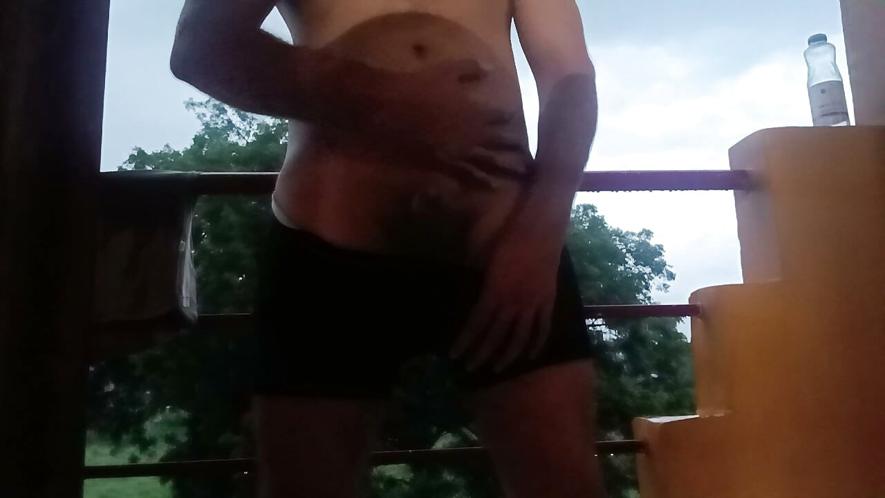 Rain Lovely Weather Γυμνός στο μπαλκόνι Ινδός D Si Boy