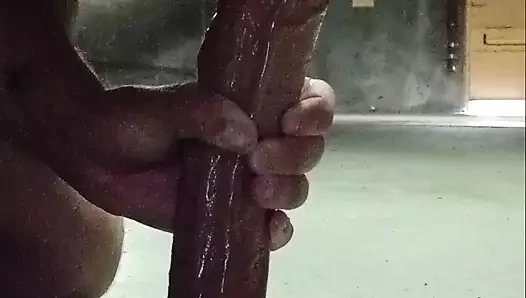 Yeraltı garajında büyük çıplak dildo emiyor