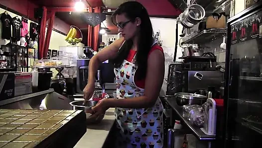 Zwei deiche in der küche spielen mit eis