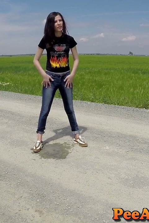 未舗装の道路でジーンズを濡らす