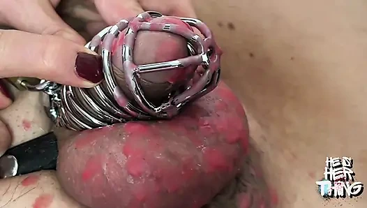 Kafese bağlı, ağdalı ve her iki ucundan da sikiliyor: sahibe irena mur ve sahibe arya çifte hakimiyet