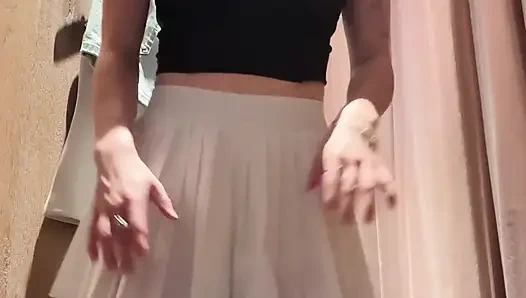 Crot di dalam ruangan ganti baju!! Berharap aku tidak ketahuan!