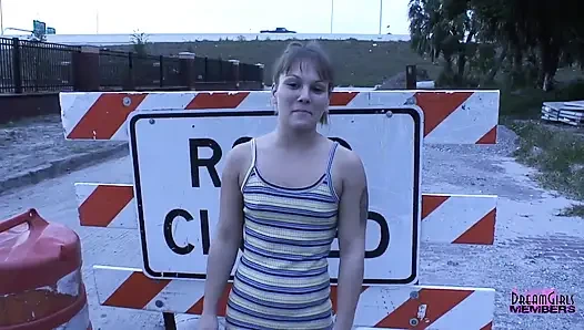 Pelayan pemalu telanjang di lokasi konstruksi