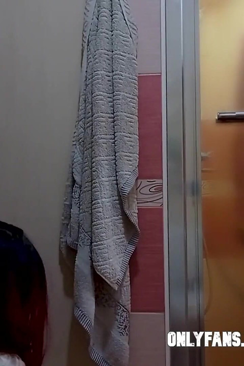 Vrouw bedriegt haar man terwijl hij onder de douche ligt