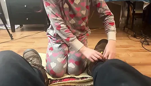 Kız yaşlı adamın çizmelerini kokluyor çoraplı ayaklar