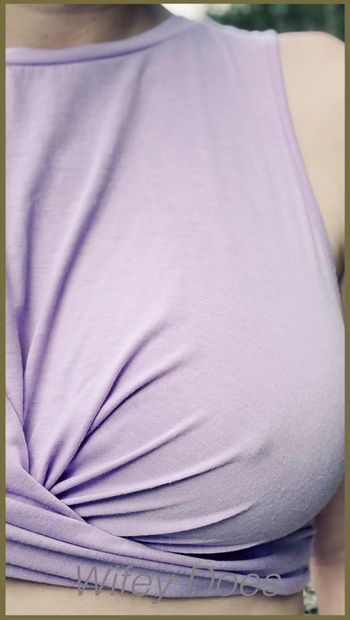 Wifeyはタイトな紫色のシャツでノーブラになります。