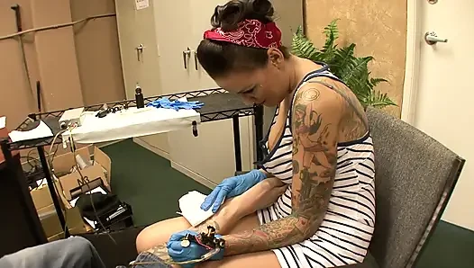 Dövmeli hatun adamın büyük sikini tatmin ediyor