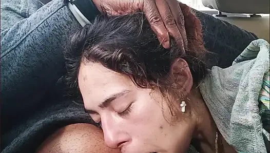 Рискованно общественное обслуживание на автомобиле - уличную шлюху жестко трахнули в горло