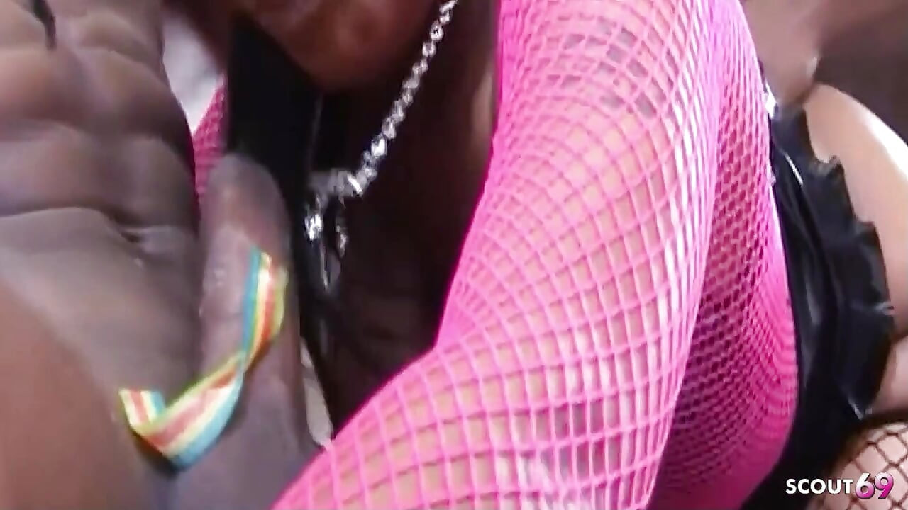 Peituda negra milf sendo fodida duro em um trio por dois bbcs