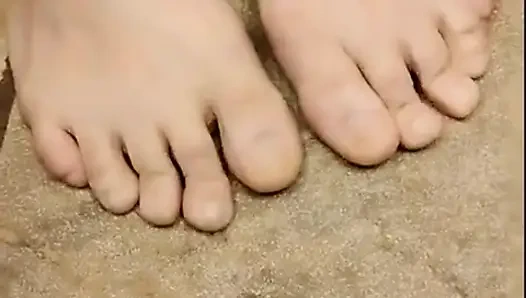 Большие ступни длинных пальцы ног над видом