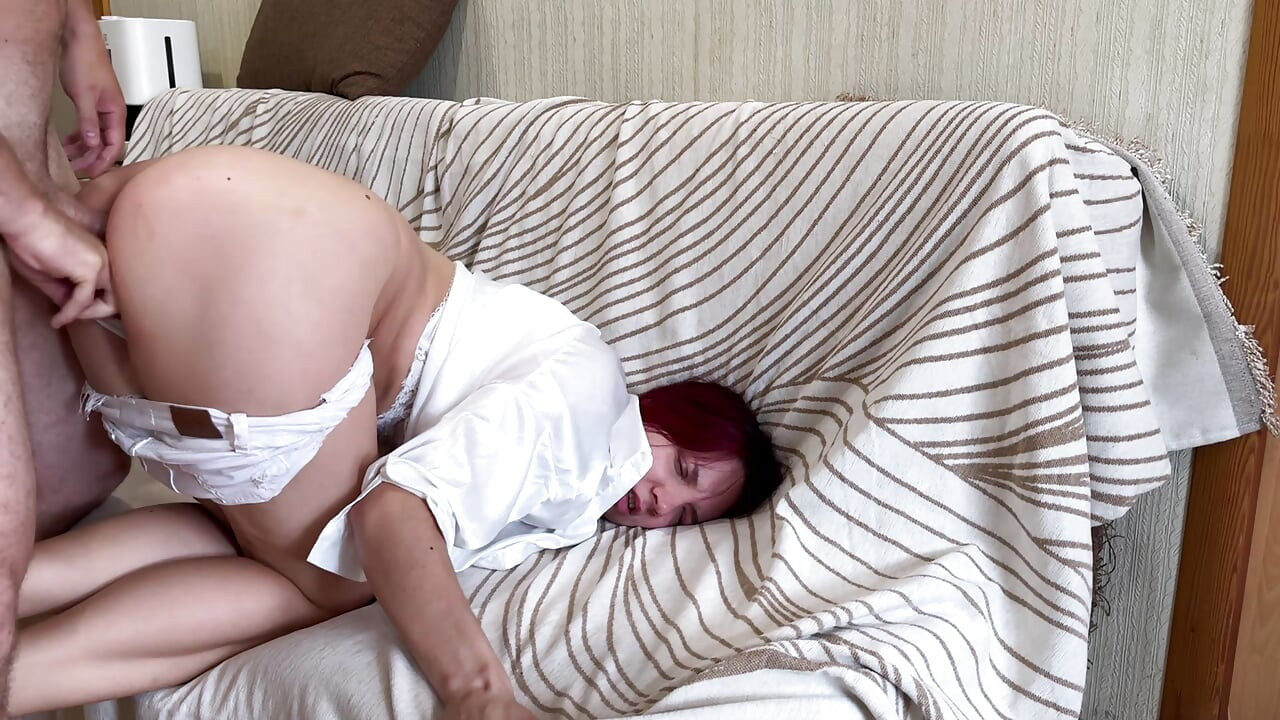 거친 치료로 여러 번 사정하고 정액을 먹는 의붓딸