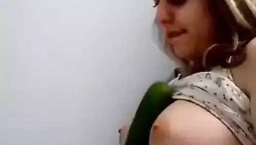 Иранская девушка развлекается с огурцом