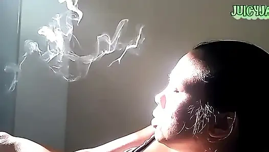 Cewek sange ini lagi asik merokok dan batuk jilid 2 sambil bugil di sela-sela kerja. Aku suka rokok tembakot tanganku digulung tapi mereka