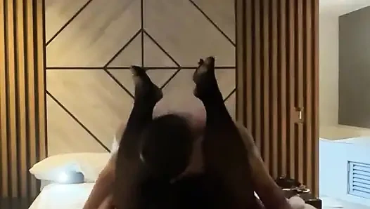 Покорная жена испытывает струйные оргазмы по всей кровати