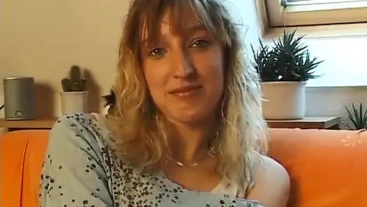 Pirsingli memeli güzel sarışın oyuncu seçmelerinde amını ovuyor