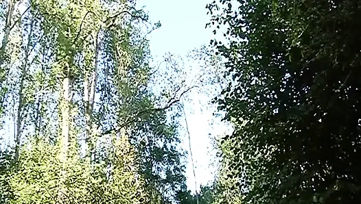 Fransız sürtüğü açık havada üçlü sekste çifte sikiyor